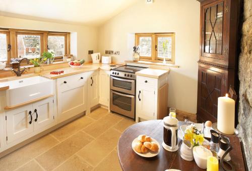 Kitchen o kitchenette sa Scargill Castle