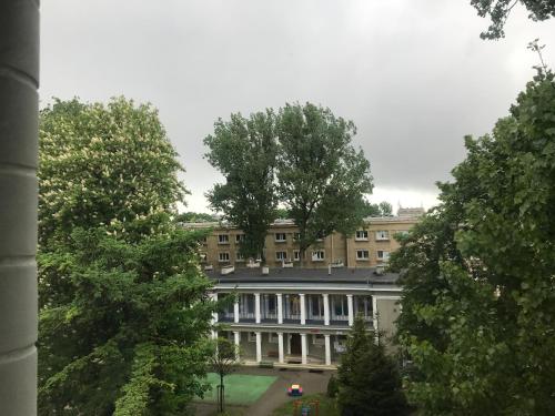 Το κτήριο όπου στεγάζεται  το δωμάτιο σε οικογενειακή κατοικία