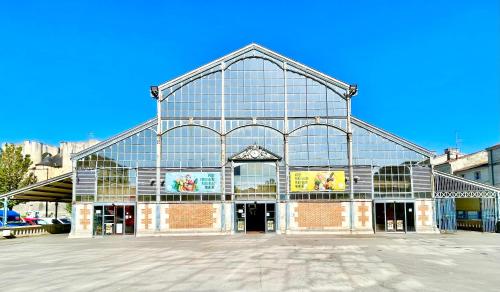 a large glass building with a lot of windows at Niort - Hyper-Centre - Appartements en Duplex ou Triplex - Wifi Fibre - NOUVEAU in Niort