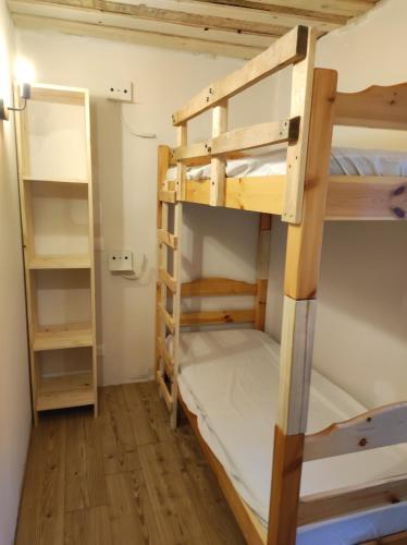 une chambre avec deux lits superposés et un miroir dans l'établissement CHEZ FLORENT ET CELINE, à Queige