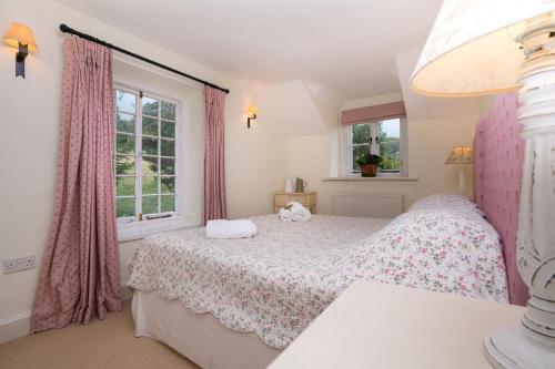 - une chambre avec un lit et une fenêtre dans l'établissement Bryn Rhydd, à Eglwys-Fâch