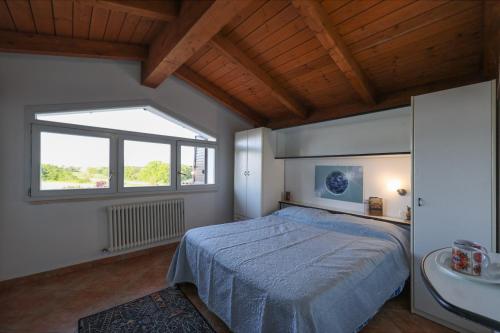 1 dormitorio con cama, ventana y lavamanos en Villa Circuito Simoncelli, en Misano Adriatico