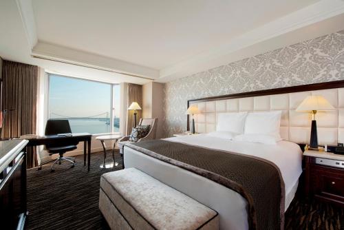 Katil atau katil-katil dalam bilik di InterContinental Tokyo Bay by IHG