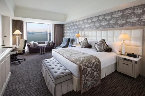 Katil atau katil-katil dalam bilik di InterContinental Tokyo Bay by IHG