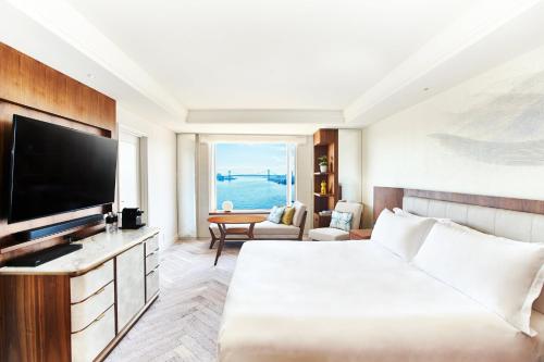 Televisyen dan/atau pusat hiburan di InterContinental Tokyo Bay by IHG
