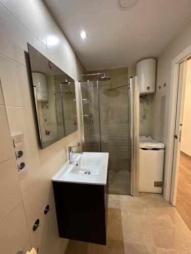a bathroom with a sink and a shower at studio Monserrate F in Torrevieja
