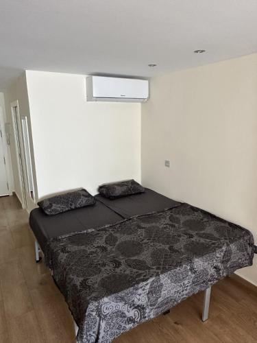 a bedroom with a bed in a room at studio Monserrate F in Torrevieja