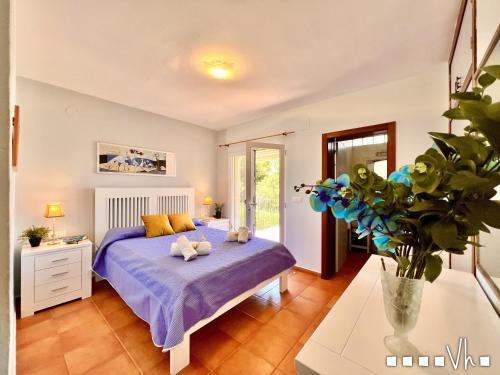 モライラにあるVH CostaBlanca - HOPEのベッドルーム1室(ベッド1台付)、花瓶1本(植物付)