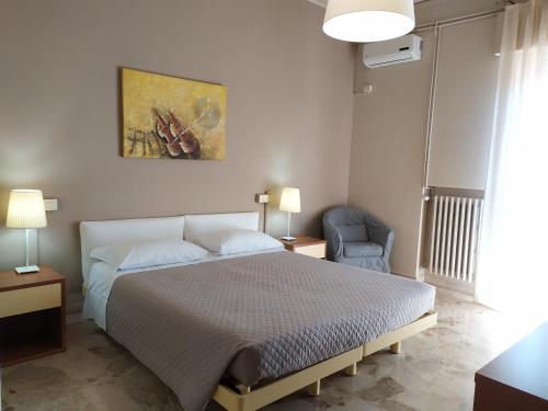 a bedroom with a bed and a painting on the wall at B&B Cameracaffè Centro in Arezzo