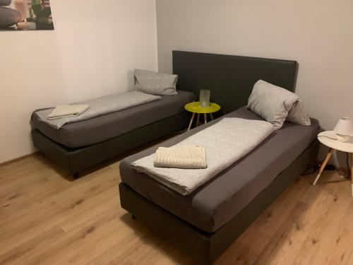 Zimmer mit einem Bett, einem Sofa und einem Tisch in der Unterkunft Roccos Raum in Kapfenberg