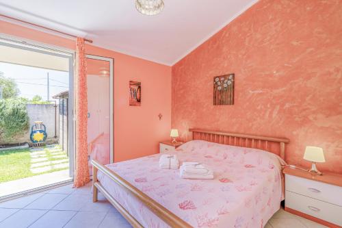 a bedroom with a bed and a large window at Il piccolo gelso in Marzamemi