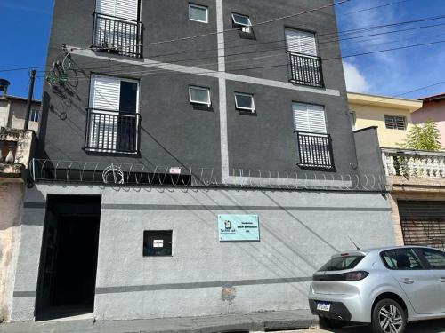 a silver car parked in front of a building at Novo apartamento Smart em São Paulo Pirituba in Sao Paulo