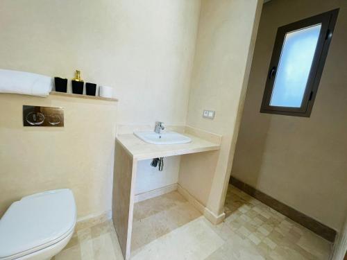 een badkamer met een toilet en een wastafel bij VILLA Halima in Marrakesh