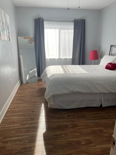 Postel nebo postele na pokoji v ubytování 2bed 1bath close to downtown LB, LA and OC.