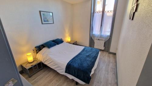 a small bedroom with a bed and a window at Appart hôtel Roanne hyper centre ville in Roanne