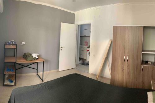 una camera con letto e armadio di Lux apartment in Cafeler caddesi a Antalya (Adalia)