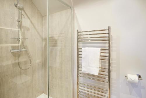 ein Bad mit einer Dusche und einer Glasduschkabine in der Unterkunft Pear Tree Cottage Shropshire in Orleton