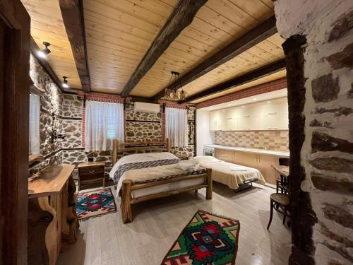 ein Schlafzimmer mit einem Bett und einer Badewanne in einem Zimmer in der Unterkunft Vila Gregor in Tushemisht