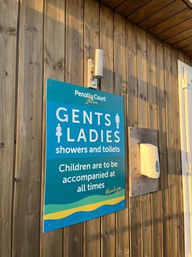 Gambar di galeri bagi Cove Shepherds Hut di Penally