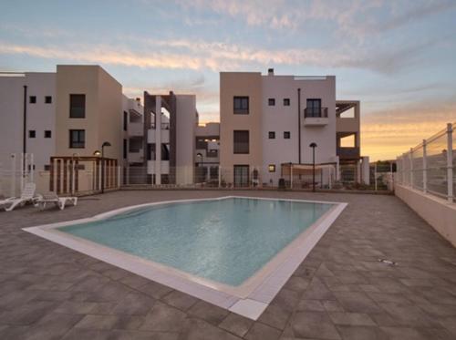 Bazén v ubytovaní Sunny Luxury Apartment with two great sunny - level terraces, two swimming pools, in a new complex Pueblo Majorero, close to Fuerteventura Golf Club, next to the beach , Atlantico Shopping Mall and casino in Caleta de Fuste alebo v jeho blízkosti