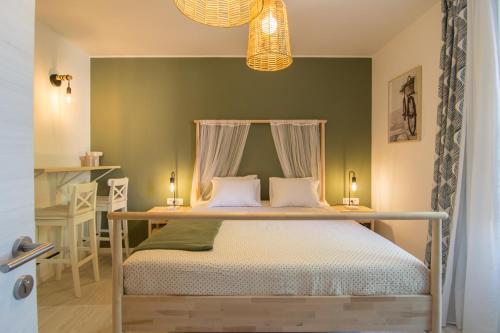 een slaapkamer met een bed met een groene muur bij DeLuxe Gladiators House - Parking included in Pula