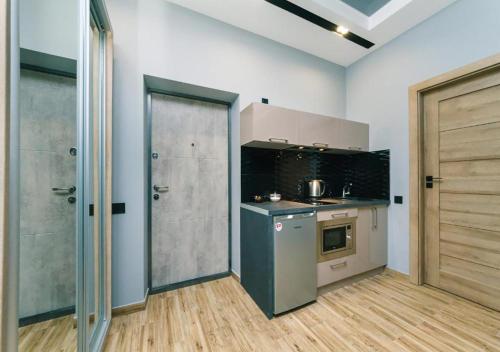 Кухня или мини-кухня в Central Apartments Palats Sportu Area
