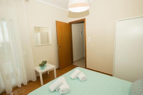 niewielka sypialnia z 2 łóżkami i lustrem w obiekcie Medea's Luxury Apartment w mieście Perea