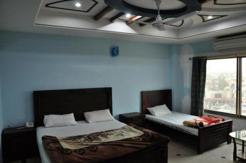 En eller flere senger på et rom på Al Waqqas Hotel