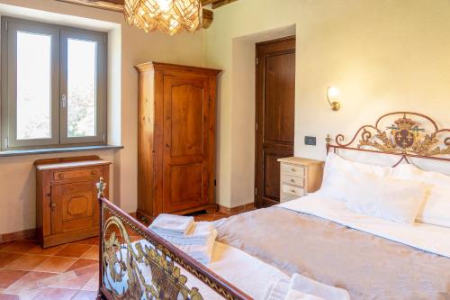 una camera da letto con un letto grande e una finestra di Villa Fenice - Elegant Country House a Borgo a Mozzano