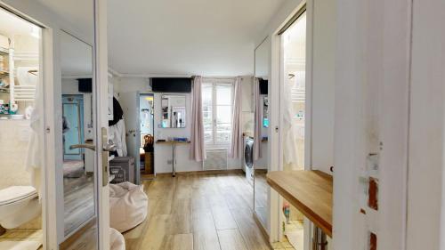 une salle de bain avec un lavabo et des toilettes dans une chambre dans l'établissement Casa Volpe, à Paris