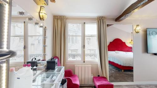 une chambre d'hôtel avec un lit et une fenêtre dans l'établissement Casa Volpe, à Paris