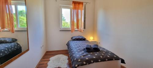 Dormitorio pequeño con cama con espejo en Holiday home Ron - spacious garden, en Pula