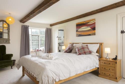 Un dormitorio con una cama grande y una ventana en Broad Meadows Farmhouse 8 Guests en Bayton