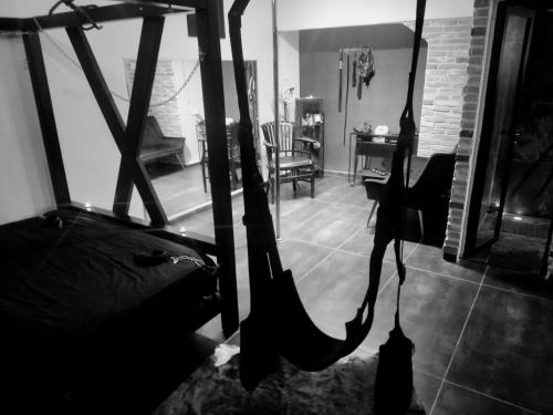 Nesher的住宿－Fifty Shapes，客厅配有两把椅子和一张桌子