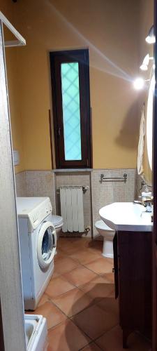 een badkamer met een wastafel en een wasmachine bij Agriturismo Podere Bianca Maria in Nepi