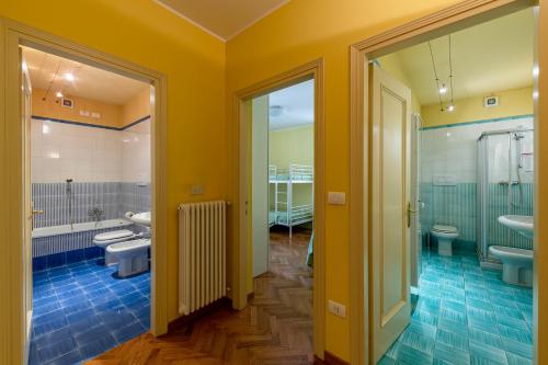 un bagno con due lavandini e due WC di Residenza Corsocangrande25 a Lazise