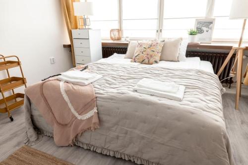 una camera da letto con un grande letto con due asciugamani di 2ndhomes Modern Studio with Central Location a Helsinki