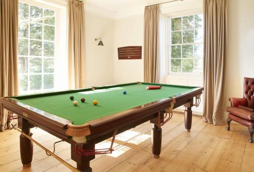 un tavolo da biliardo con le palle sopra in una stanza di Walesby House a Walesby