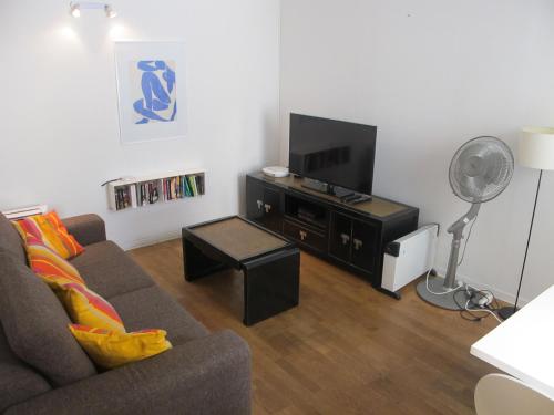 un salon avec un canapé et une télévision à écran plat dans l'établissement 3 Piéces climatisé 4 personnes Nice tout confort plein centre, à Nice