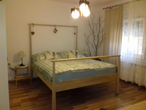 ein Schlafzimmer mit einem Bett in einem Zimmer in der Unterkunft Apartman Zanetti Ivica, Lipik 5 in Lipik