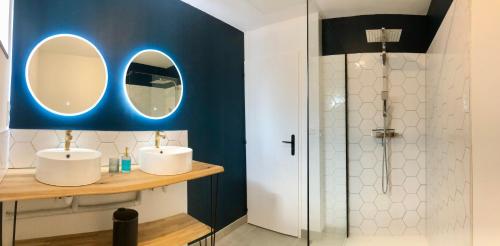 une salle de bain avec deux lavabos et une douche dans l'établissement COC - La Maison Des Secrets, à Calais