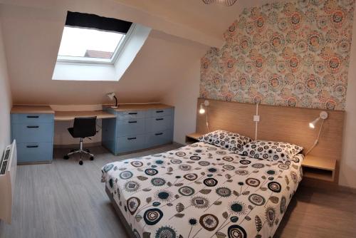 Schlafzimmer mit einem Bett, einem Schreibtisch und einem Fenster in der Unterkunft Les Coquelicots in Cormaranche-en-Bugey