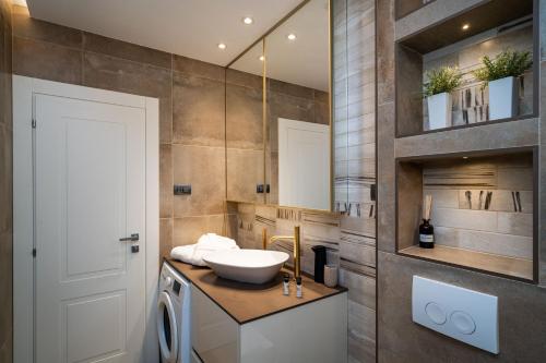 y baño con lavabo y lavadora. en Luxury Apartment Libertas en Dubrovnik