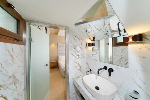 Un baño de Kamelia & Semeli Hotel