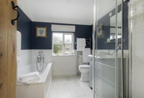 ein Badezimmer mit einer Badewanne, einem Waschbecken und einem WC in der Unterkunft Southcroft Cottage in Bredon
