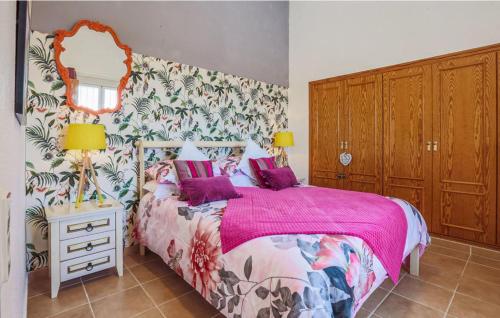 1 dormitorio con 1 cama con manta rosa y espejo en Exceptional Rico's Country Retreat Almendricos, en Puerto Lumbreras