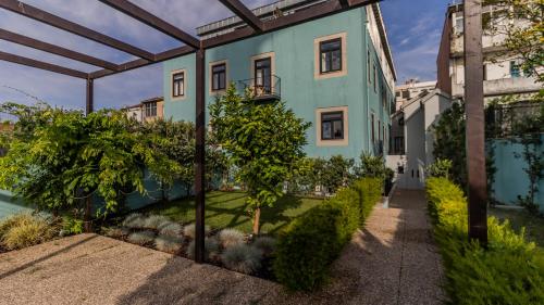 Central Studio with Pool & Patio by LovelyStay