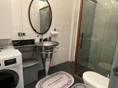 a bathroom with a sink and a mirror at Bebek Parkına Bakan Daire in Istanbul