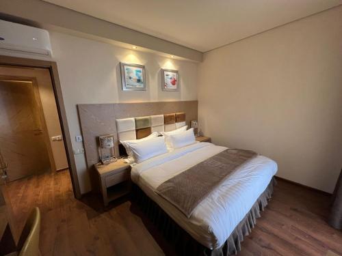 um quarto com uma cama grande num quarto em Happy Days in Dreamland Oasis em Chakvi
