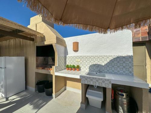 Η κουζίνα ή μικρή κουζίνα στο Appartement met privé dakterras 50 meter van zee in Javea!